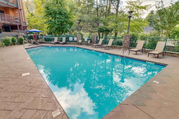 Vacation apartment for 6 people, with hot tub and balcony as well as pool in Gatlinburg