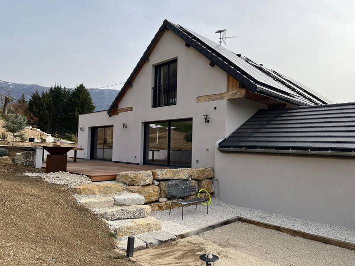 Gîte pour 14 personnes, avec terrasse et sauna ainsi que jardin et jacuzzi