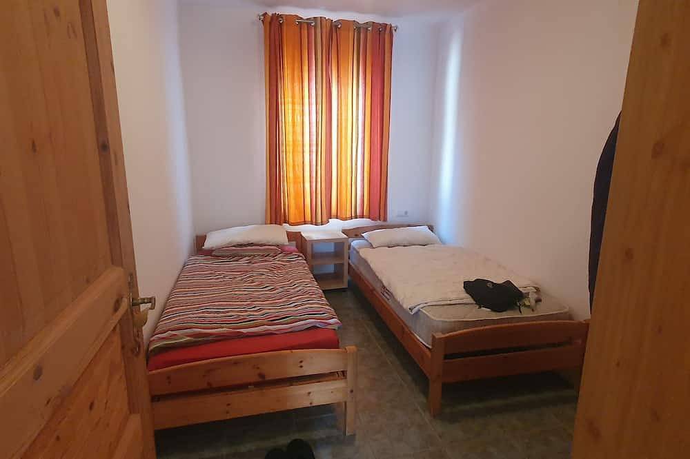 Ganze Wohnung, Ferienwohnung 1 auf der schön gelegenen Finca mit Pool und Meerblick in Sayalonga, Costa del Sol