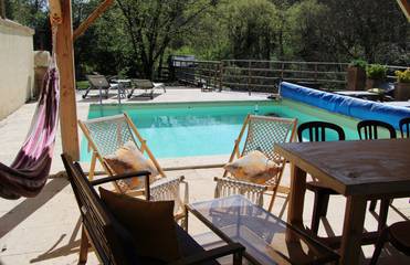 Gîte pour 3 personnes, avec piscine et jardin ainsi que terrasse et sauna en Ardèche