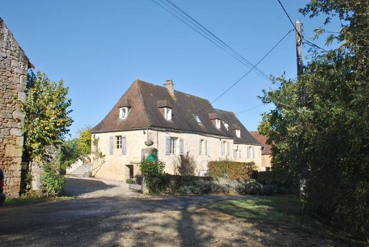 Location de vacances pour 6 personnes, avec piscine ainsi que jardin et vue, animaux acceptés à Sainte-Mondane