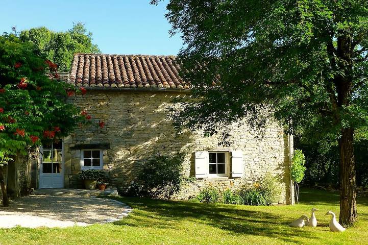 Gîte pour 4 personnes, avec terrasse et jardin à Montgesty