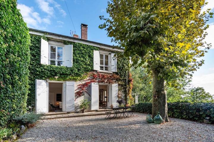 Location de vacances pour 8 personnes, avec piscine ainsi que jardin et balcon à La Mulatière - 3