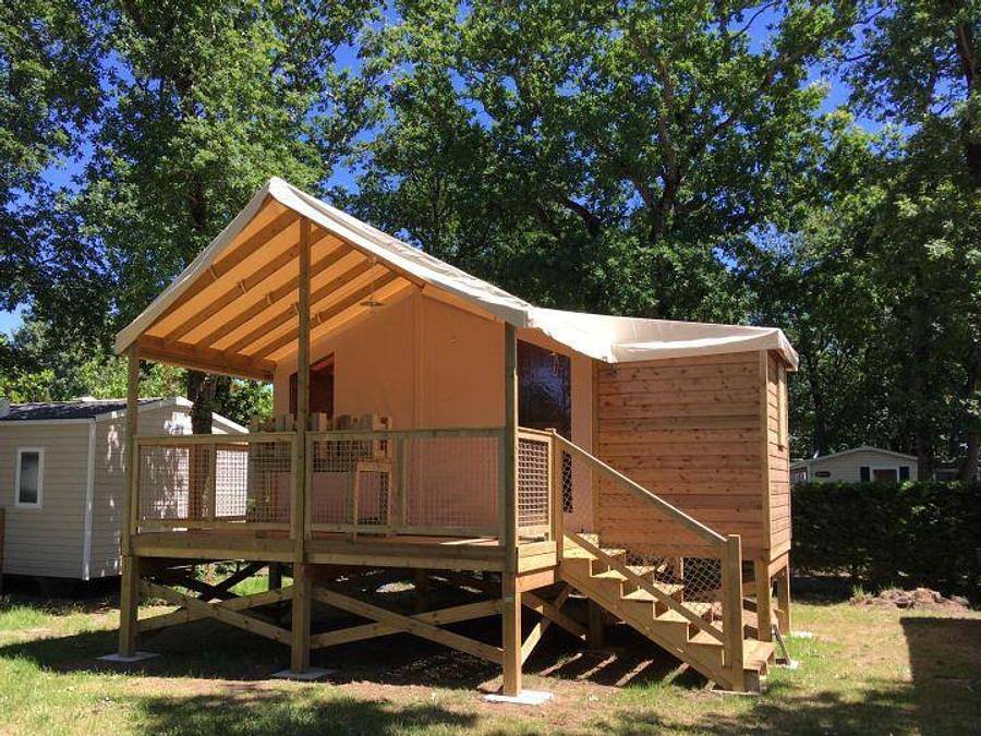 Camping Domaine d'Oléron   - Tente en toile et en bois 5 personnes - C- Lodge pilotis - 2 chambres 24m² avec terrasse couverte in Saint-Georges-d'Oléron, Côte de Beauté