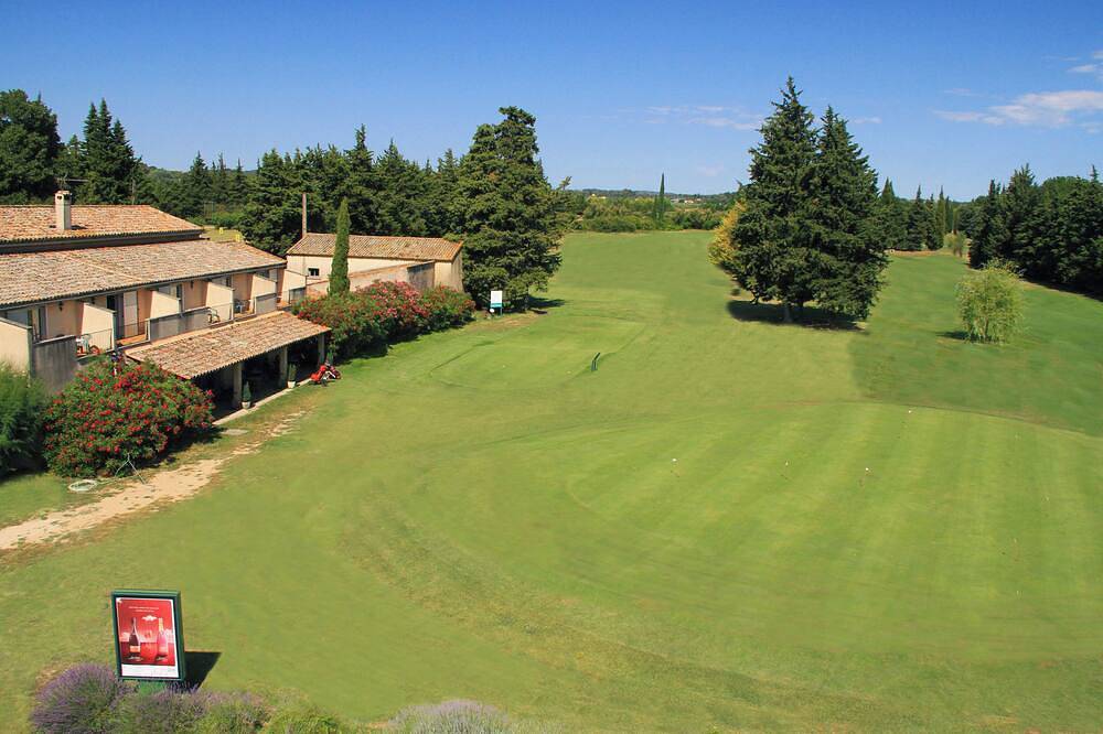 Gite du golf dans un écrin de 30 hectares à 5 mn de la place aux herbes in Uzès, Région de Nîmes