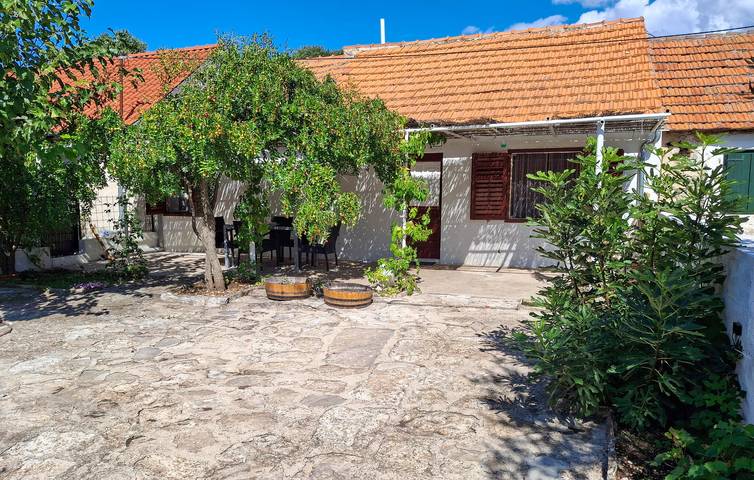 Ferienhaus für 5 Personen, mit Ausblick und Terrasse, mit Haustier in Grad Šibenik