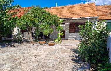 Ferienhaus für 5 Personen, mit Terrasse und Ausblick, mit Haustier in Grad Šibenik