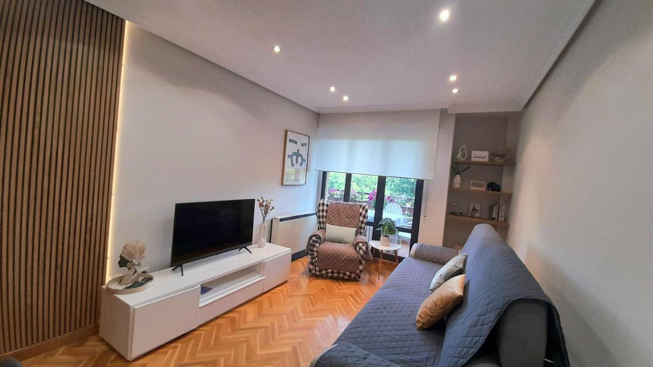 Apartamento entero, Zuberoa- vistas, terraza y parking in Zarauz, Costa Vasca