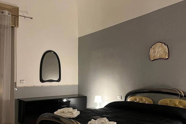 Entire apartment, Close to Naples, Pompeii and 100 meters from boarding to Capri, Amalfi and Positano in Torre del Greco, Vesuvio National Park