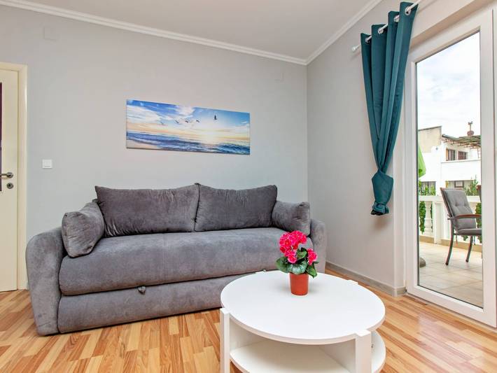 Apartament wakacyjny dla 6 osób, z ogród i taras w Tribunj