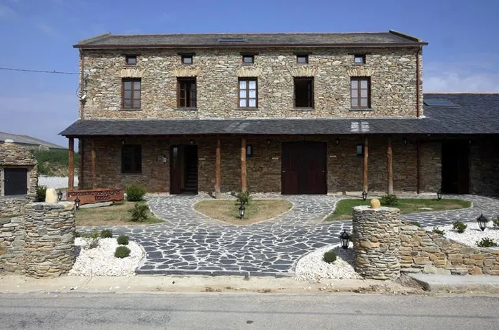 Hotel para 3 personas, con jardín además de jacuzzi y terraza - 1
