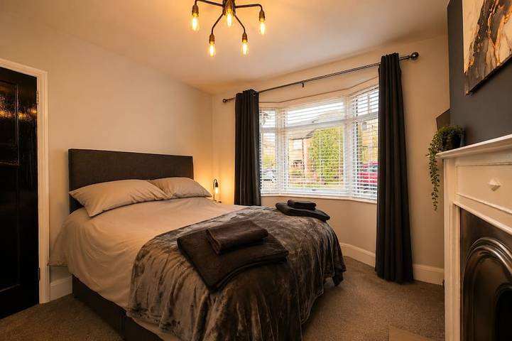 Modern 3-Bed, 2-Bath Home | Parking for 3 | Air Conditioning | Rugby in Warwickshire