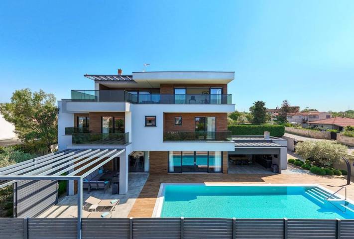 Villa für 8 Personen, mit Terrasse und Garten sowie Pool und Ausblick in Fazana