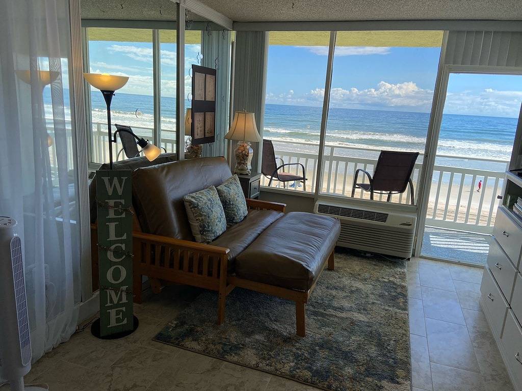 Ganze Wohnung, Oceanfront Studio - “also can’t get closer to the beach” View, comfy and clean! in Ormond Beach, Florida