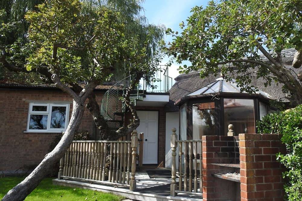 The Riverside Studio at Old Bridge Cottage , Ringwood, New Forest in Ringwood, Hampshire