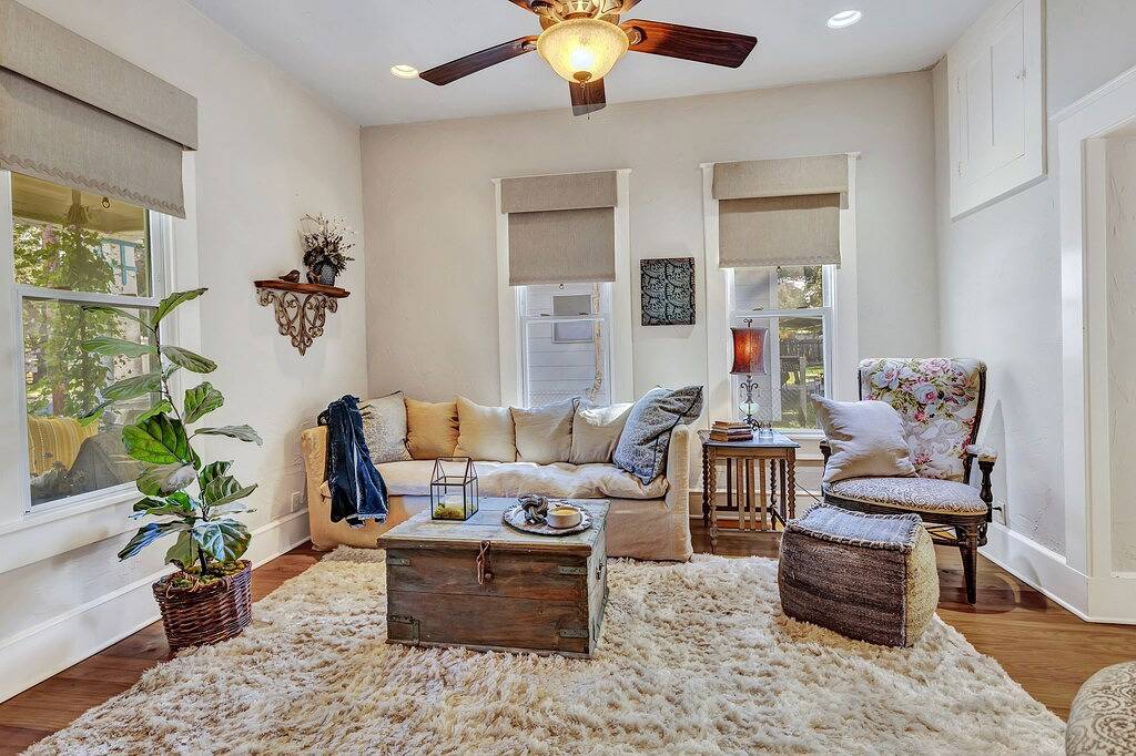 “Henry’s Haus” | Walk to Main | Pet Friendly! in Gillespie County