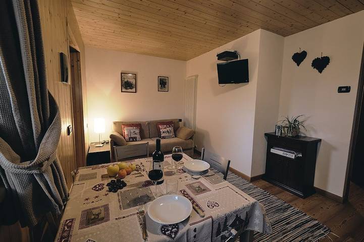 Hübsche Zwei-Zimmer-Wohnung im alpinen Stil in Madesimo (Dorf), Madesimo