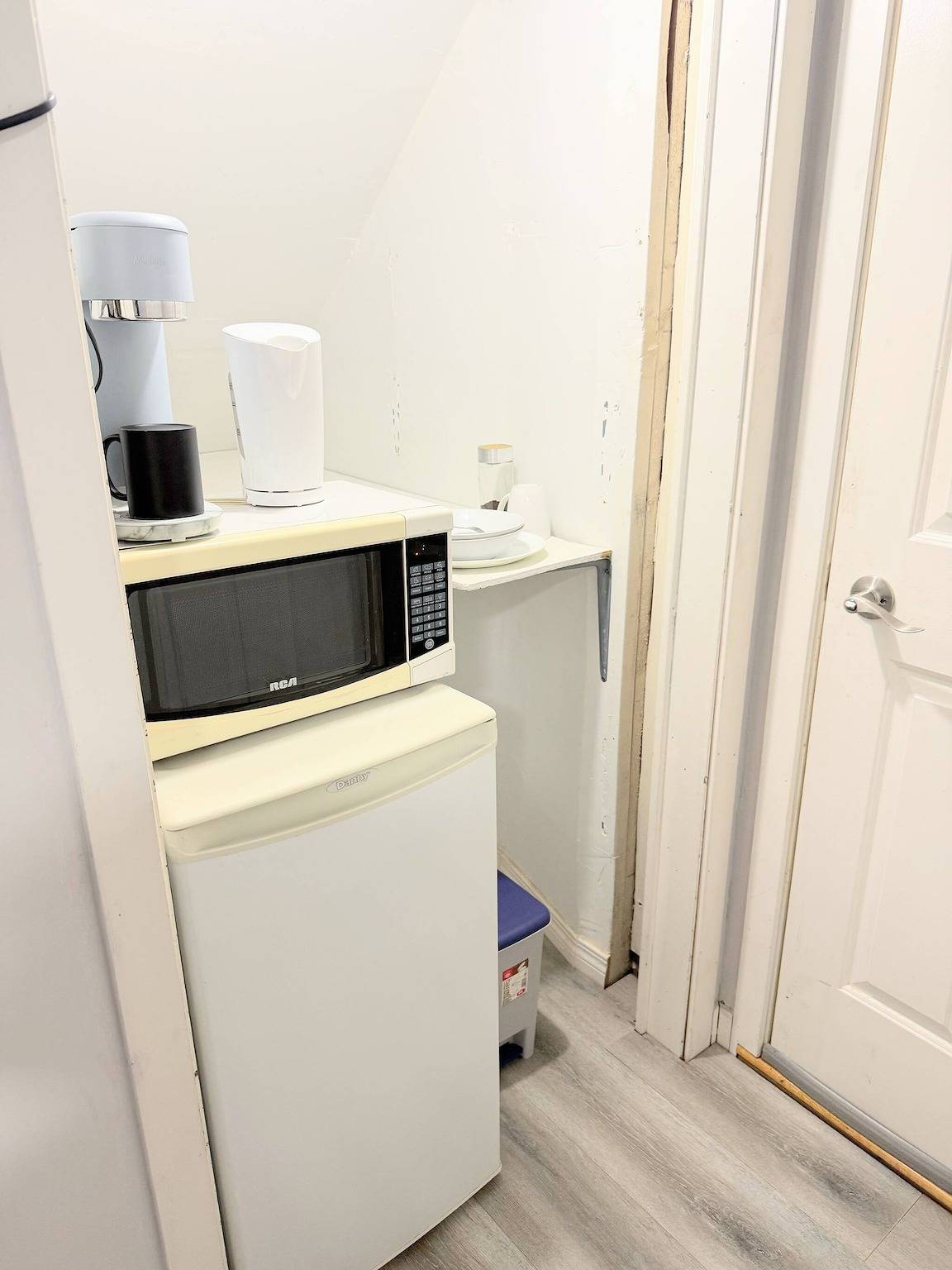 Estudio moderno con baño privado, entrada propia, registro de entrada autoflexible in Δ, Columbia Británica