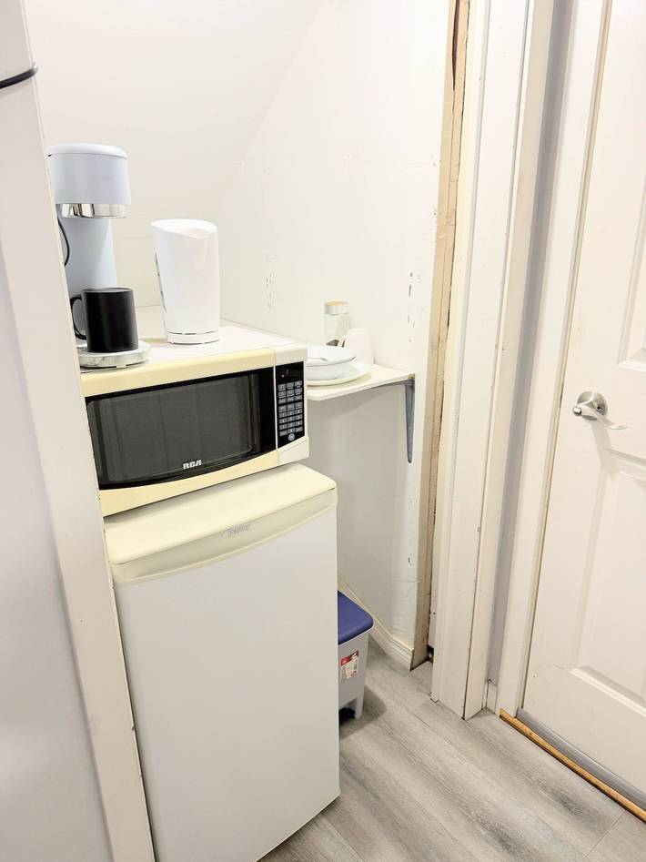 Estudio moderno con baño privado, entrada propia, registro de entrada autoflexible in Δ, Columbia Británica