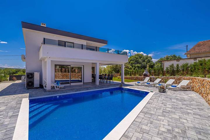 Villa mit pool für 10 Personen, mit Balkon und Terrasse sowie Garten und Pool auf Krk