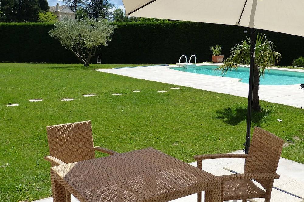 Contemporary Cottage Rental: wooded property, private pool, view Luberon in Cavaillon, Parc naturel régional du Luberon