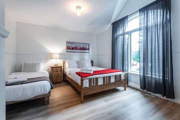 Chalet for 11 Guests in Lac-Supérieur, Quebec, Picture 1