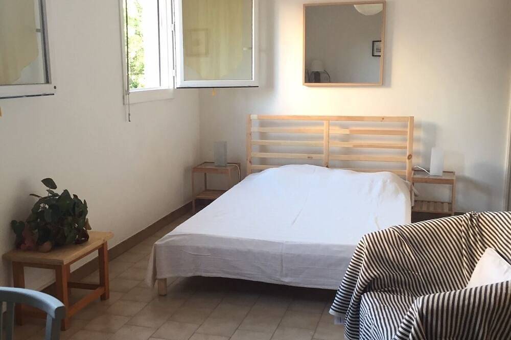 Appartement entier, Agreable studio dans residence calme proche de la mer et du centre ville in Le Pradet, Côte méditerranéenne (France)