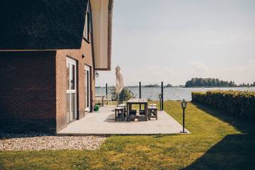 Ferienhaus für 8 Personen, mit Balkon und Garten sowie Seeblick und Sauna am Ijsselmeer