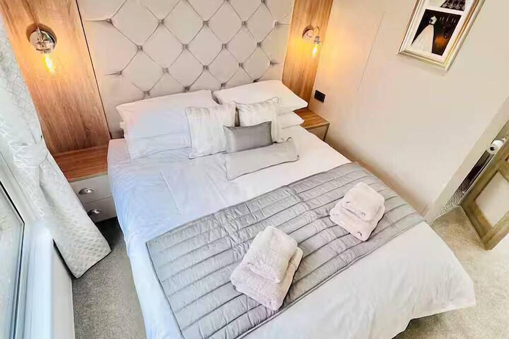 Entire apartment, Etna Laurel at Cherry Lea Holiday Park & Fishing in Burgh le Marsh, Lincolnshire