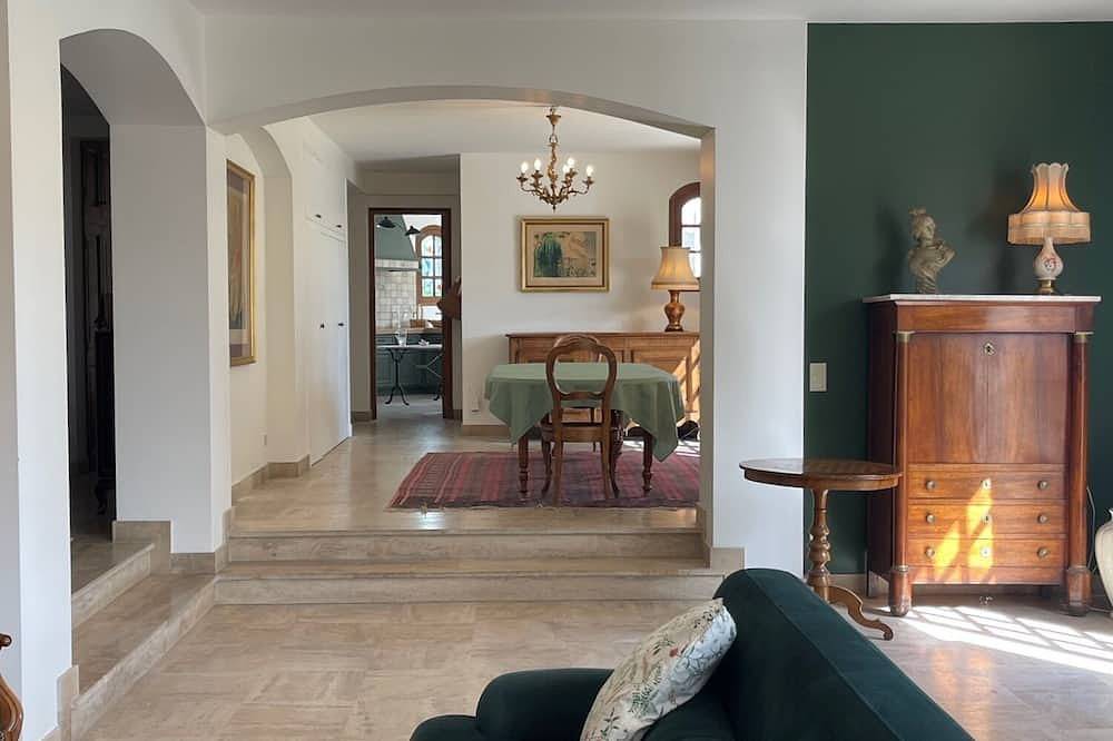 Villa Grand Cèdre - Maison familiale avec piscine à débordement, jardin 4000m2. in Marseille, Région de Marseille