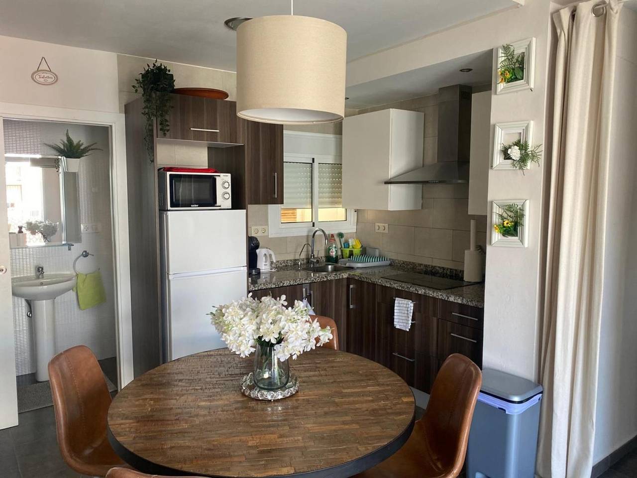 Entire apartment, Stunning 3Br Apartment in Torremolinos with Balcony Near Beaches and Plaza Andalucia in Torremolinos Centre, Torremolinos