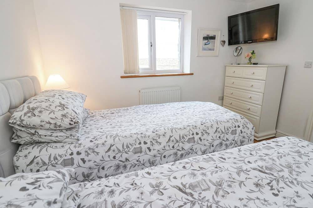 Trevone, pet friendly, country holiday cottage in Goodwick in Goodwick, Pembrokeshire