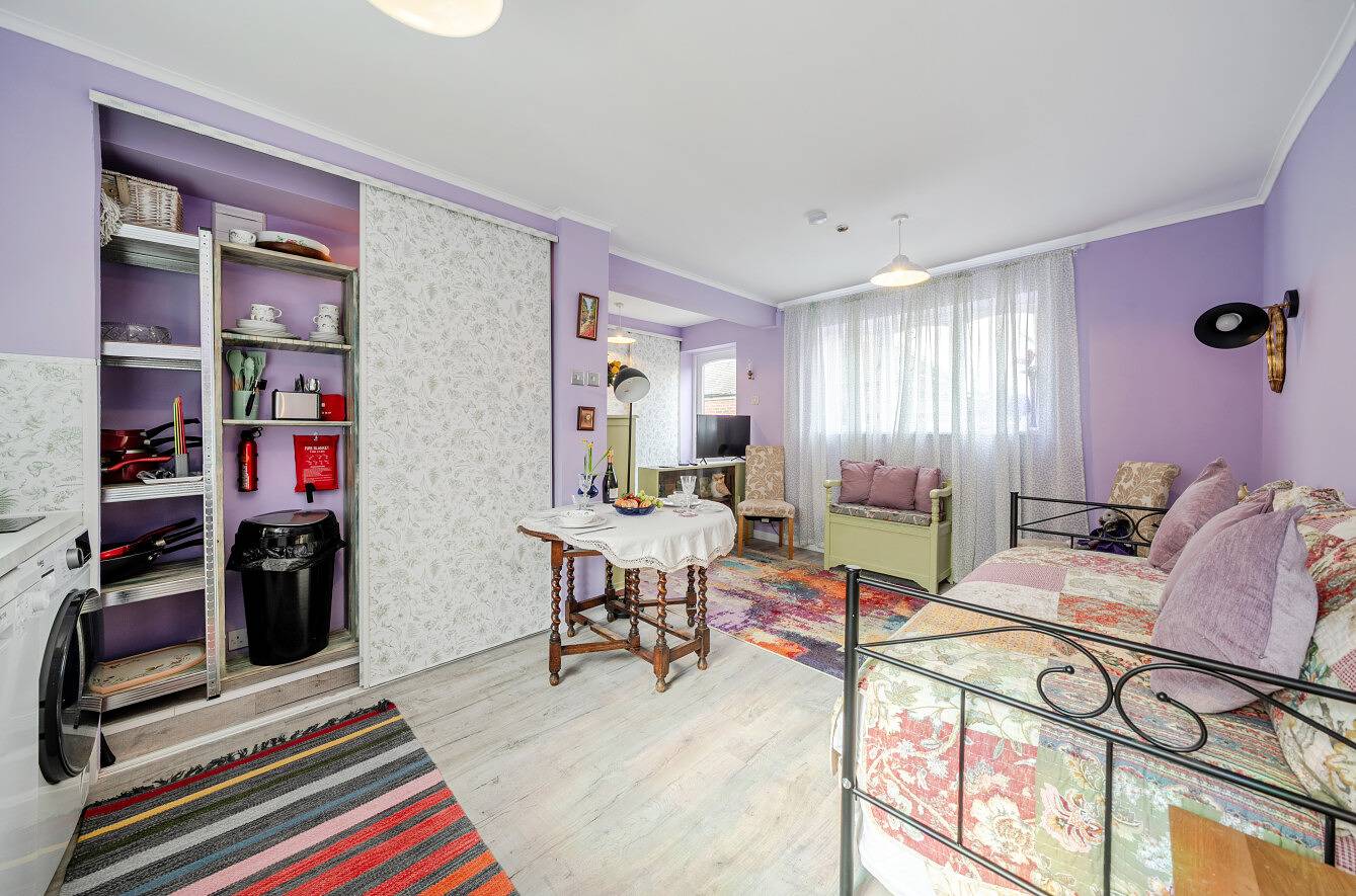 Colourful and Cosy Guest Studio in Great Bookham - Pass the Keys in Surrey