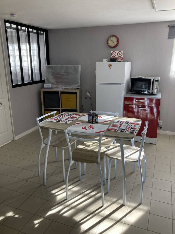 Gîte pour 4 personnes, avec jardin ainsi que piscine et terrasse à Les Herbiers - 2
