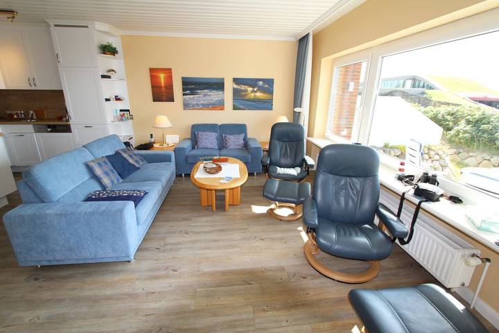 Ganze Wohnung, Liebevoll eingerichtete Ferienwohnung mit zwei Bädern - direkt an der Promenade in Wenningstedt, Sylt