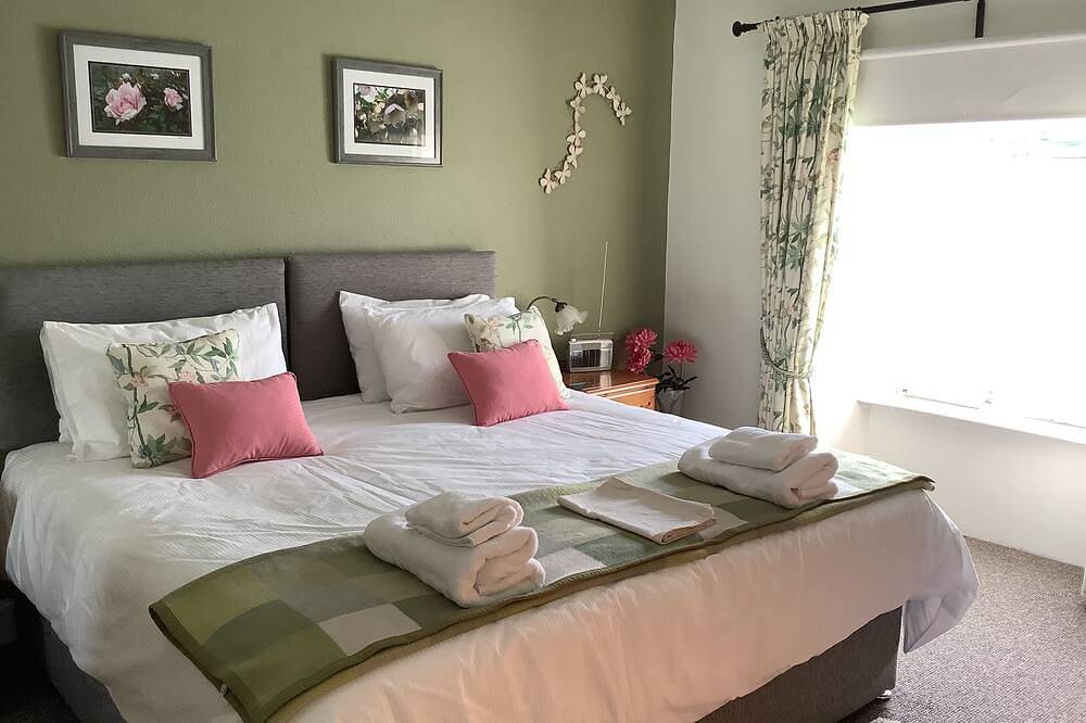 Entire apartment, The Garden Flat - within easy walking distance of centre of Crieff in Crieff, Perthshire