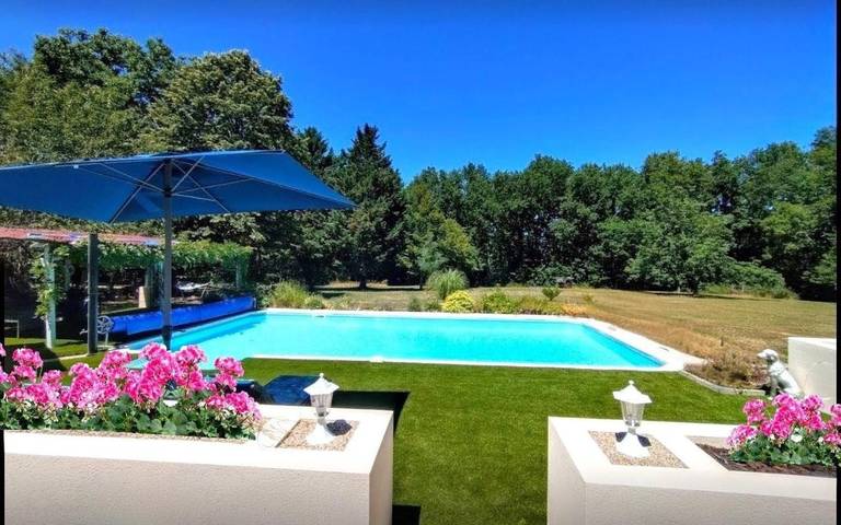 Gîte pour 3 personnes, avec jardin ainsi que piscine et jacuzzi à Loubès-Bernac