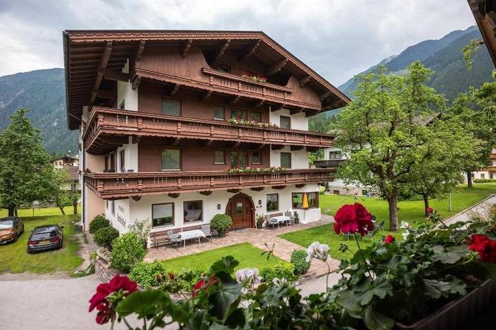 BnB für 2 Personen, mit Balkon und Terrasse sowie Garten und Ausblick in Mayrhofen