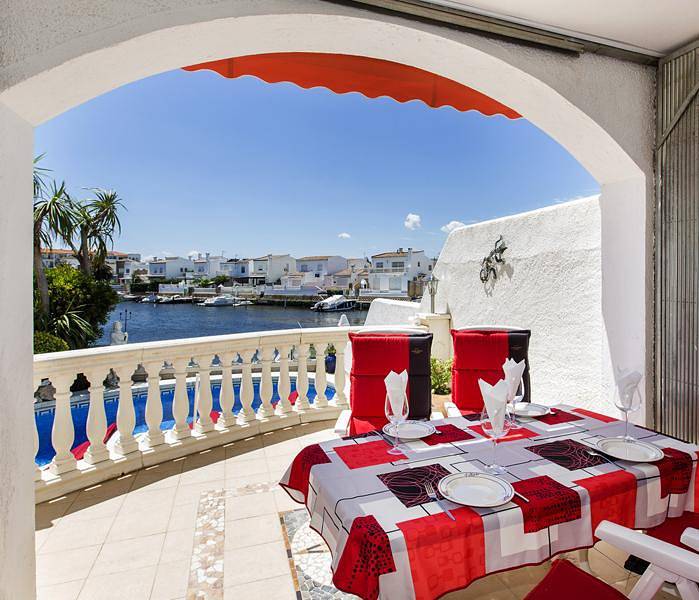 Casa rural para 5 personas, con vistas al lago y terraza en Ampuriabrava - 2