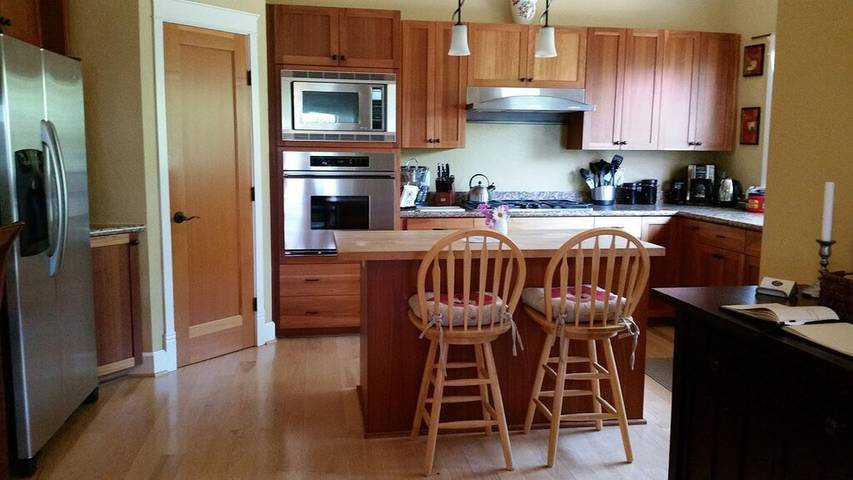 Vacation rental for 8 people, with terrace and yard in Eugene