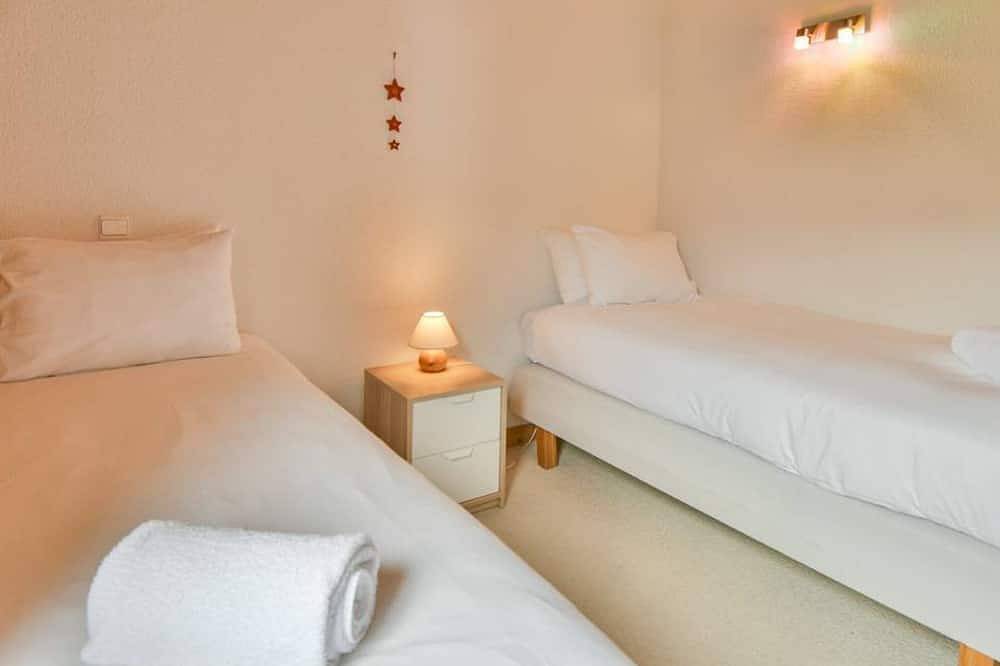 Entire apartment, Beautiful 3-Bed Apt, Ski-In/Ski-Out, with Wifi and Balcony, Sleeps 6 in Le Grand-Bornand, Annecy region