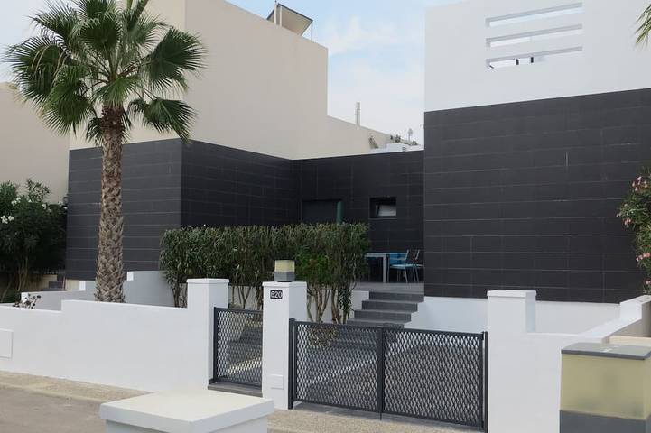 Maison de vacances pour 4 personnes, avec piscine ainsi que terrasse et jardin - 1