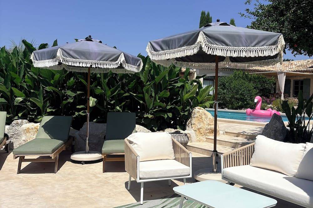 In the heart of Provence, the House of Friends offers you a haven of peace. in Maillane, Arles region