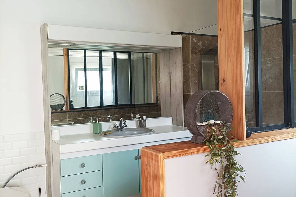 Chambre cosy et salle d'eau indépendantes dans maison au calme à Merignac Arlac in Mérignac, Région de Bordeaux