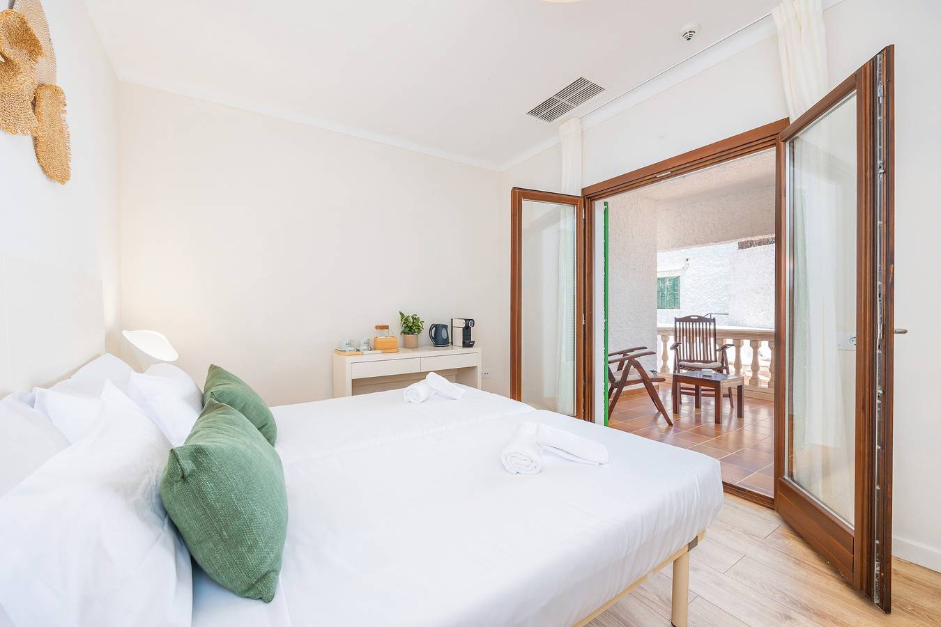Hostal Boutique Canyamel - 107 Doppelzimmer mit privater Terrasse, Wlan und Klimaanlage in Canyamel, Capdepera