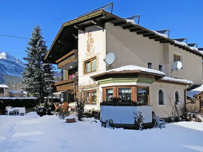 Ferienwohnung für 10 Personen, mit Balkon und Terrasse sowie Garten in Längenfeld