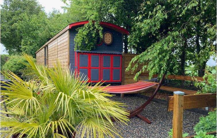 Camping pour 2 personnes, avec Terrasse ainsi que Jardin et Piscine en Cotes-d'Armor