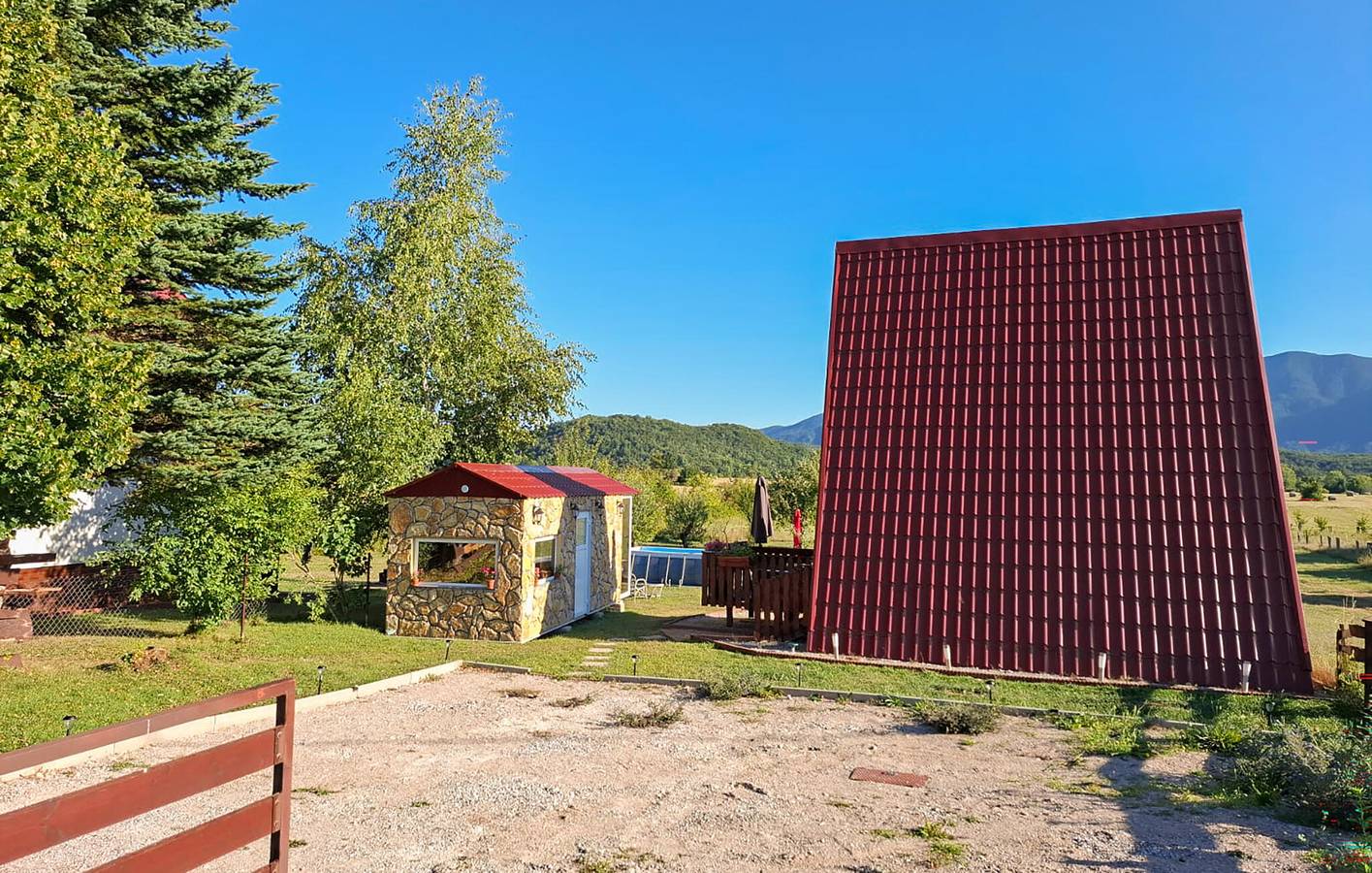 Schickes Apartment mit Pool, Küche, WLAN und Liegestühlen in Lovinac, Lika-Senj