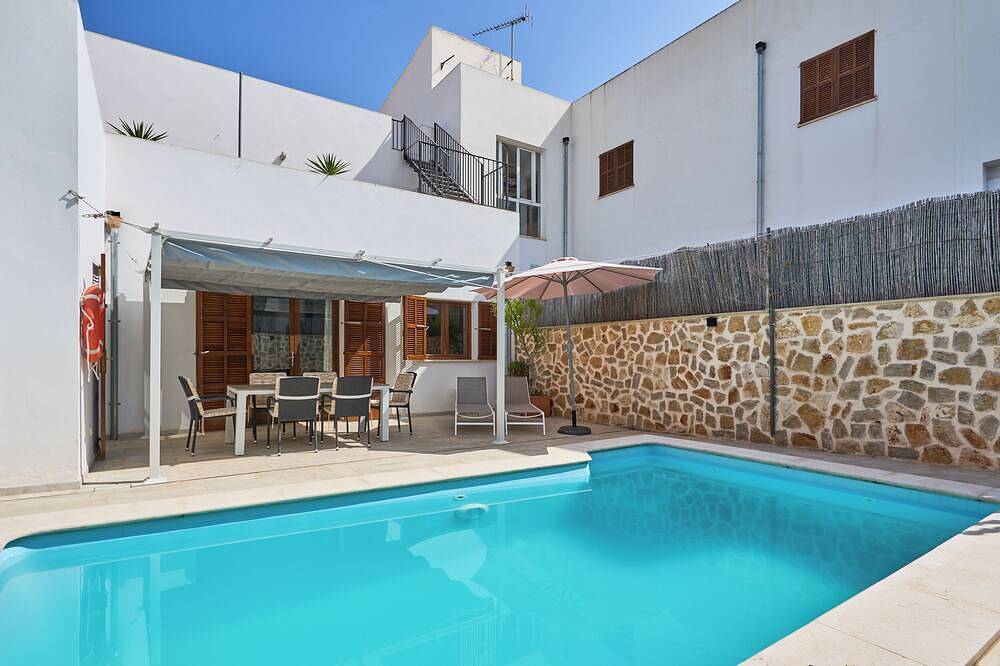 Friendly, bright townhouse with pool and patio in Cas Concos, Felanitx