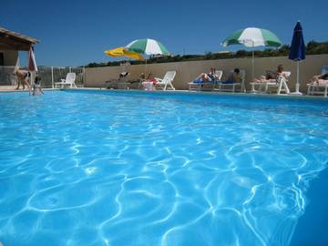 Gîte pour 6 personnes, avec jardin et terrasse ainsi que vue et piscine à Villeneuve-de-Berg
